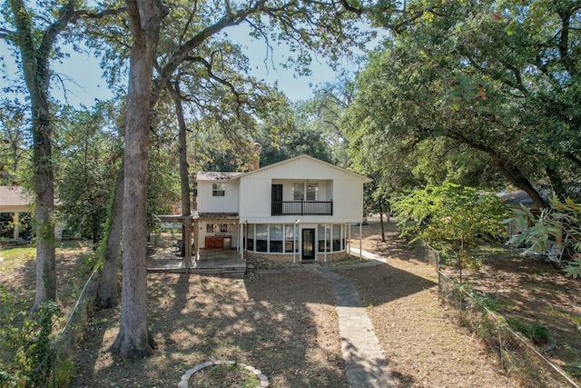 view of front of property featuring a balcony