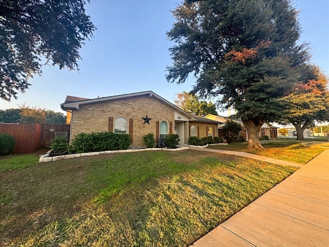 ranch-style house featuring a front yard