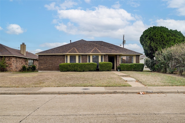 view of front of home featuring a front lawn