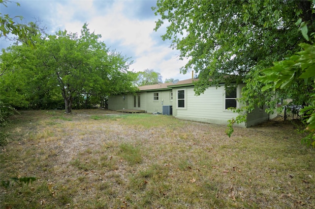 view of yard featuring central AC unit