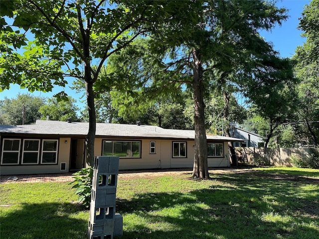 view of front of house featuring a front yard