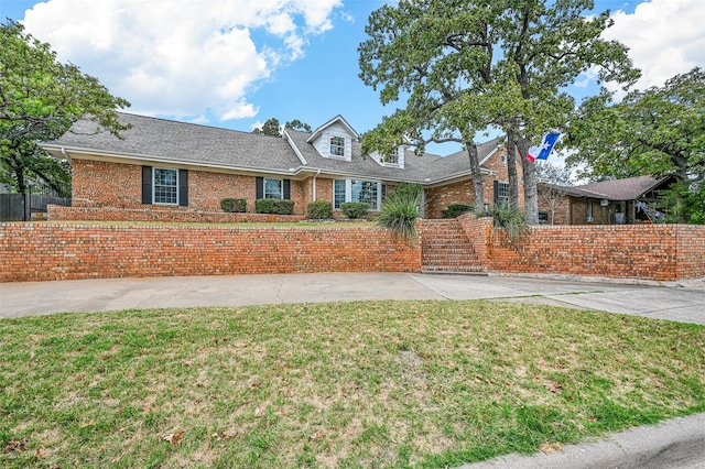 view of front of property with a front yard