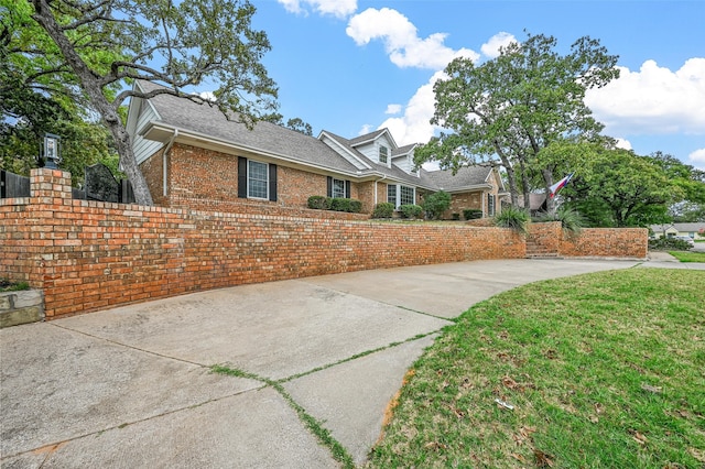 view of front of property featuring a front yard