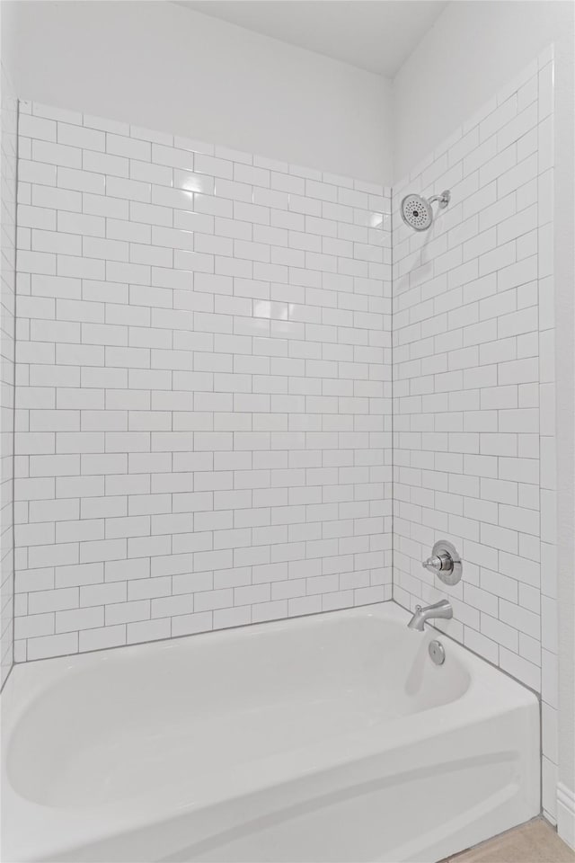 bathroom with tiled shower / bath