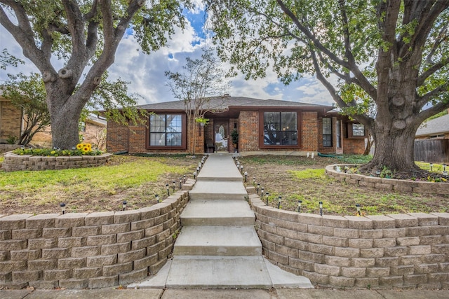 view of front of property with a front yard