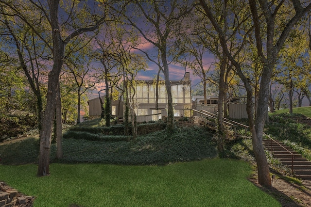 view of yard at dusk