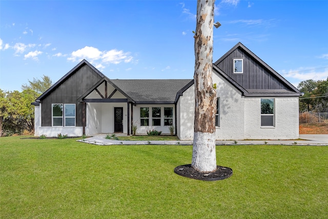 view of front of house featuring a front lawn