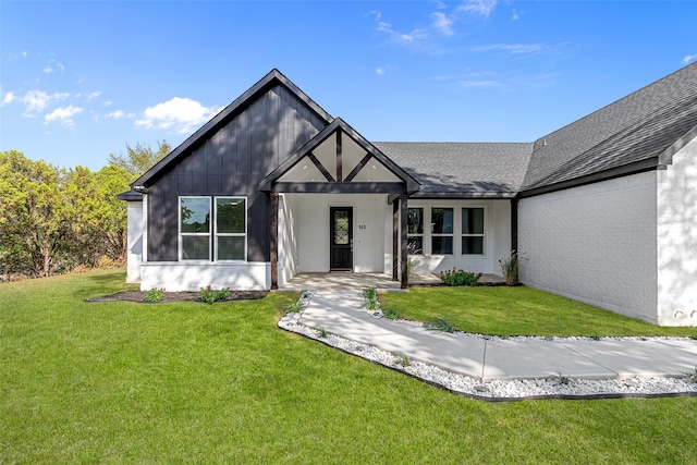 view of front of property with a front yard