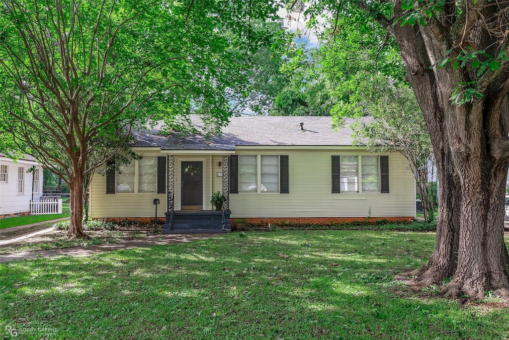 ranch-style house featuring a front yard