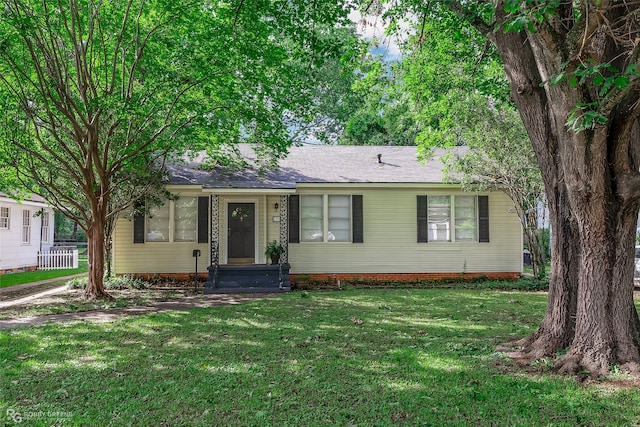 ranch-style house featuring a front yard