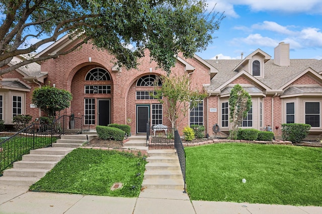 view of front of house featuring a front yard