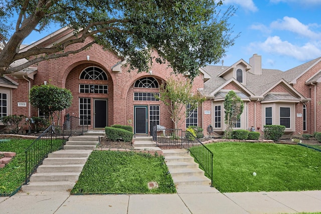 view of front of house featuring a front yard