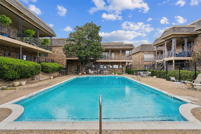 view of swimming pool