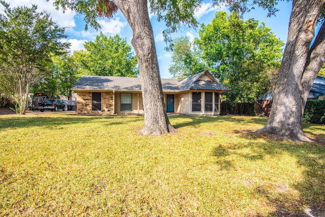 ranch-style house featuring a front yard