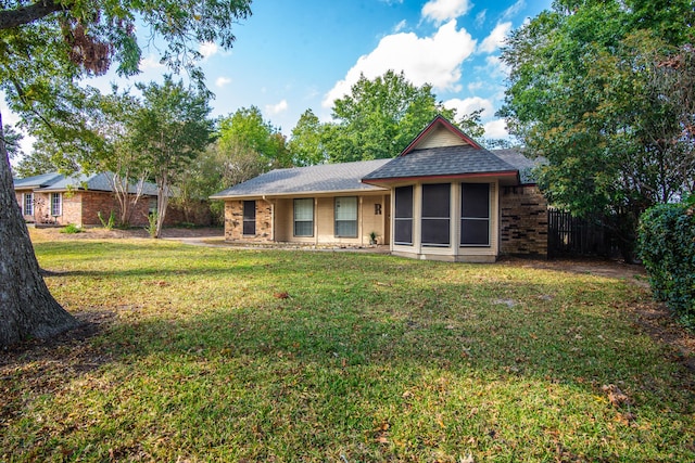 single story home with a front lawn