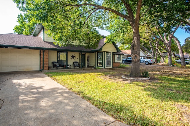 view of front facade featuring a garage and a front lawn