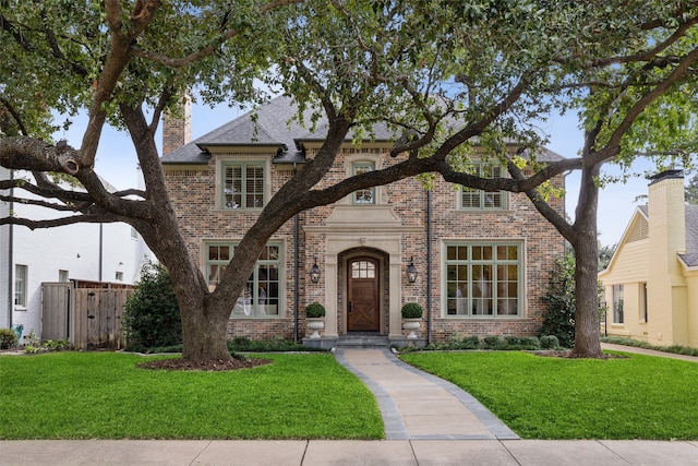 view of front of home featuring a front lawn