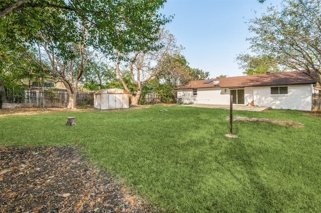 view of yard with a shed