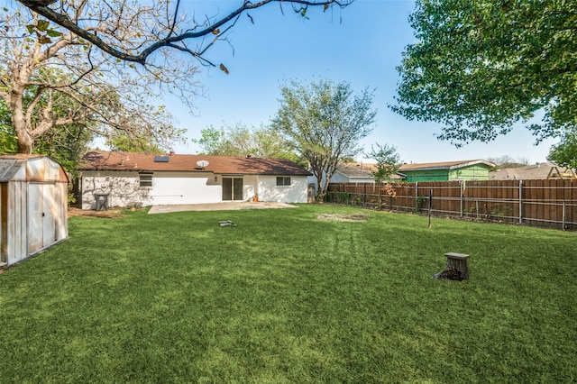 view of yard with a storage shed