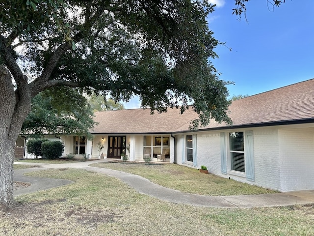 ranch-style home featuring a front lawn