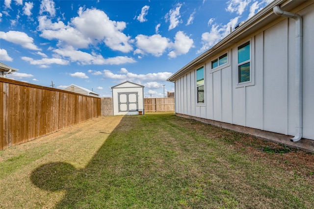 view of yard featuring a storage unit