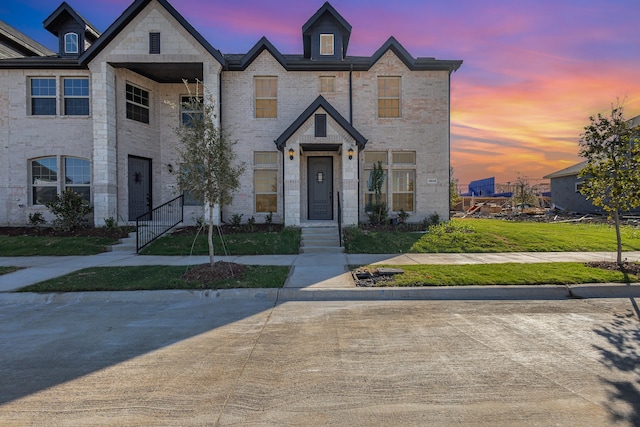 view of front facade with a lawn