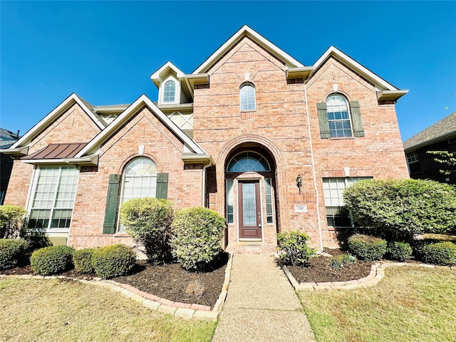 view of front property featuring a front lawn