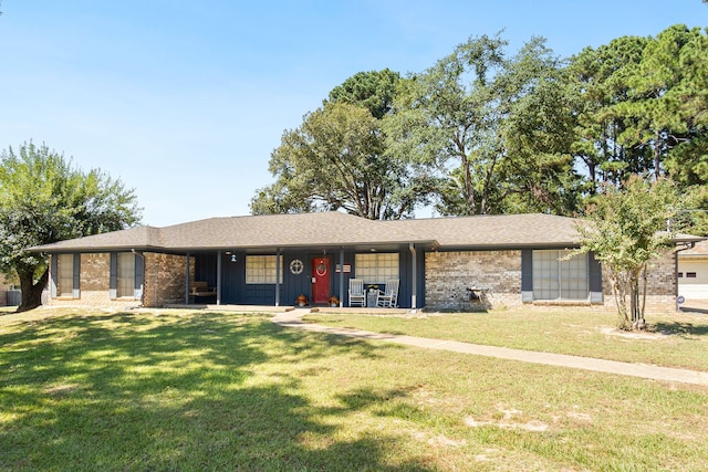 single story home with a front lawn