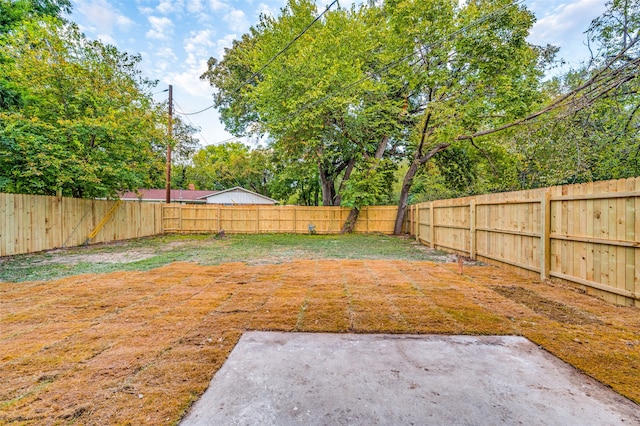 view of yard featuring a patio area