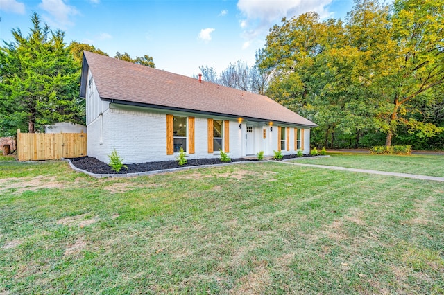 ranch-style house featuring a front lawn