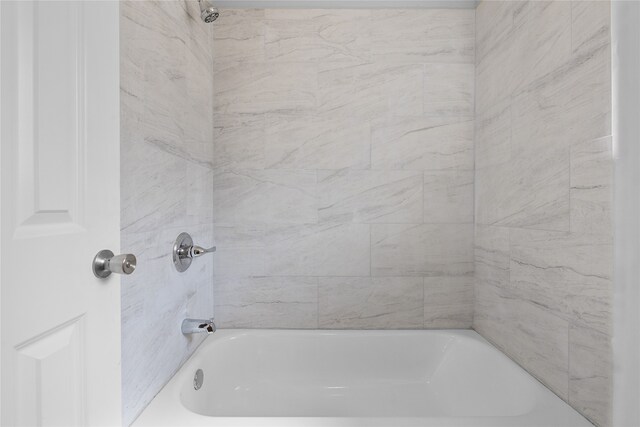 bathroom with tiled shower / bath