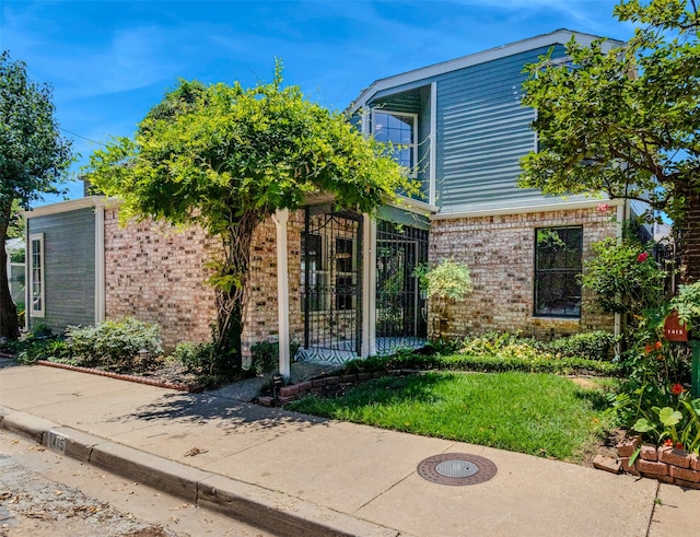 view of front of property with a front yard