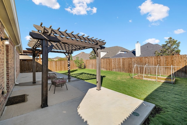 view of yard featuring a patio area and a pergola