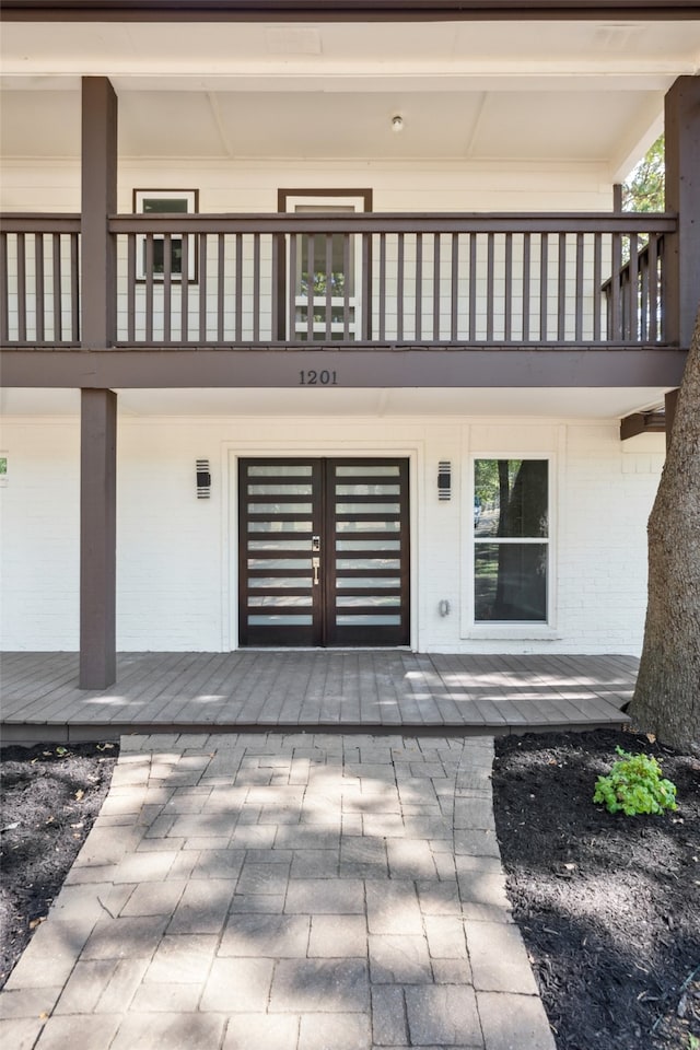 entrance to property featuring a balcony