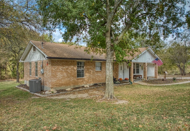 view of front facade featuring cooling unit and a front yard