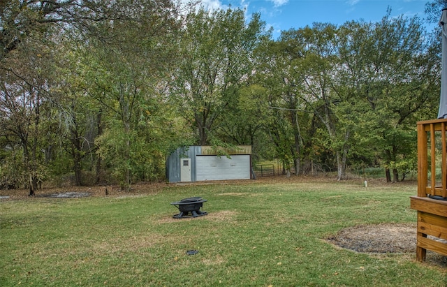 view of yard with a storage unit