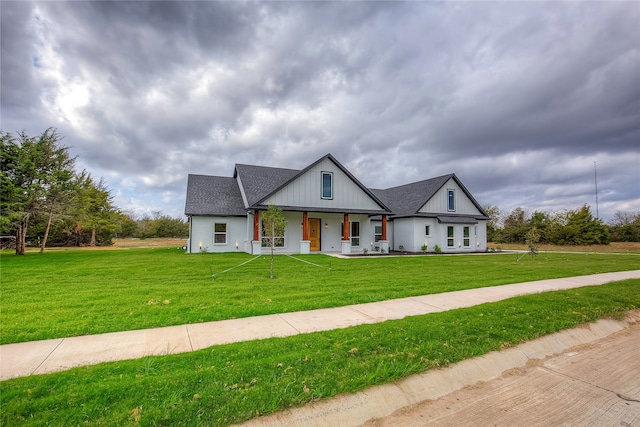 view of front of property featuring a front lawn