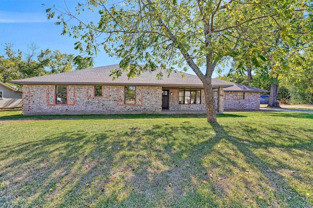 ranch-style home with a front yard