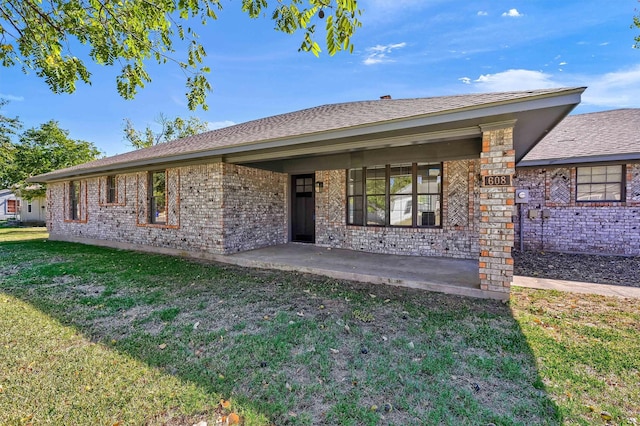 single story home featuring a front lawn