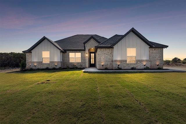 view of front of property featuring a yard