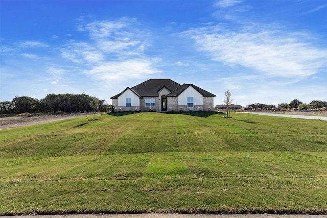 view of front of property featuring a front yard