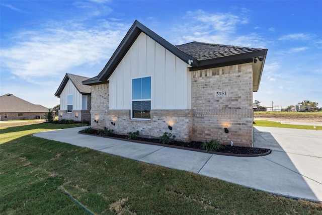 view of side of property featuring a lawn