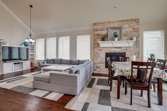 living room featuring crown molding, a healthy amount of sunlight, a chandelier, and dark hardwood / wood-style flooring