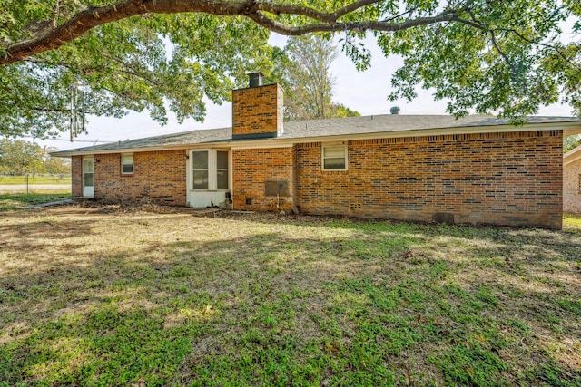 back of house featuring a yard