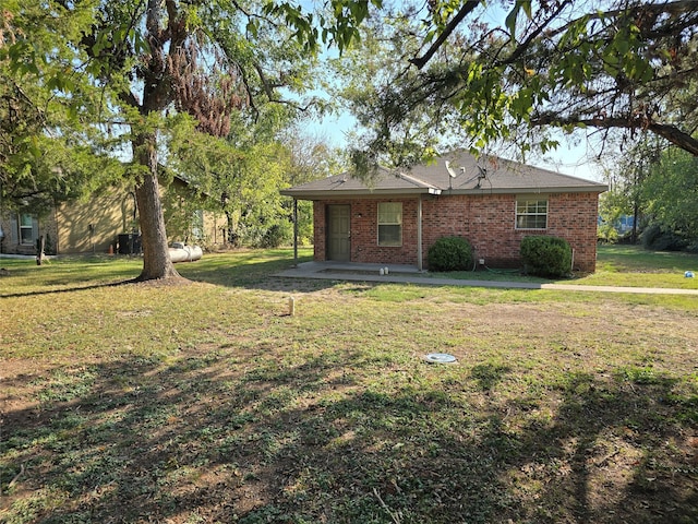 ranch-style house featuring a front yard