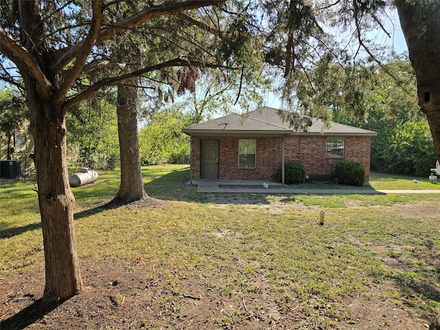 single story home with a front lawn