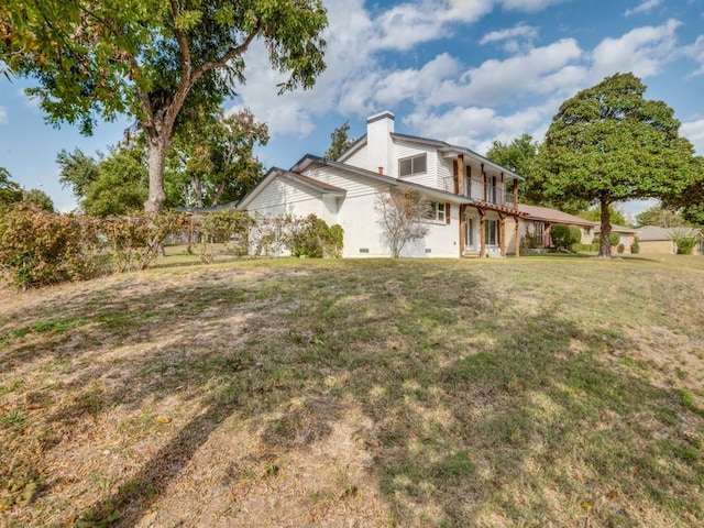 view of side of property featuring a yard