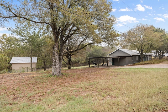 view of yard featuring a storage unit