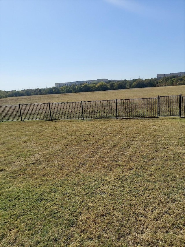 view of yard featuring a rural view