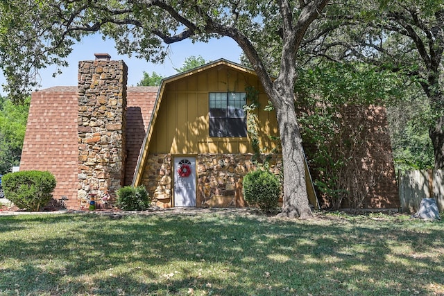 view of front of house featuring a front lawn